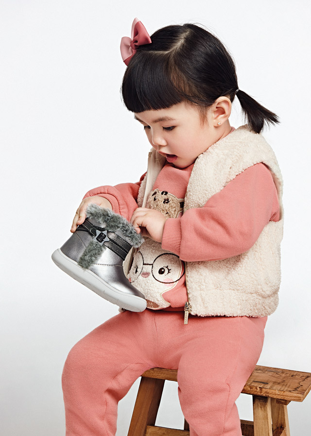 detail Dívčí detailní kotníkové boty s podšívkou z umělé kožešiny MAYORAL