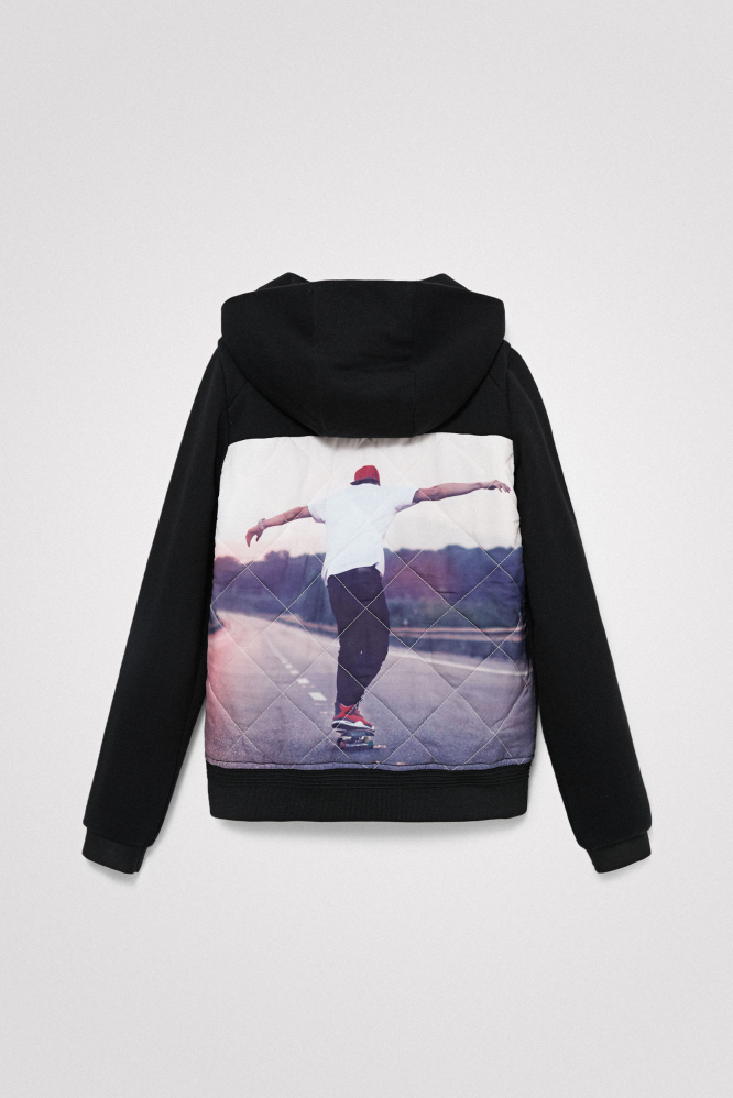 деталь Chlapecká černá plyšová mikina s kapucí DESIGUAL