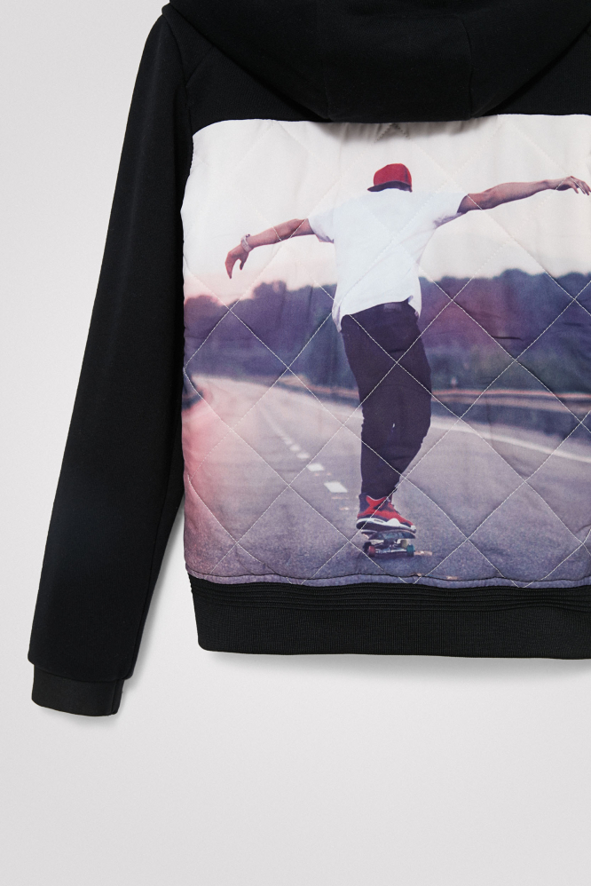 деталь Chlapecká černá plyšová mikina s kapucí DESIGUAL