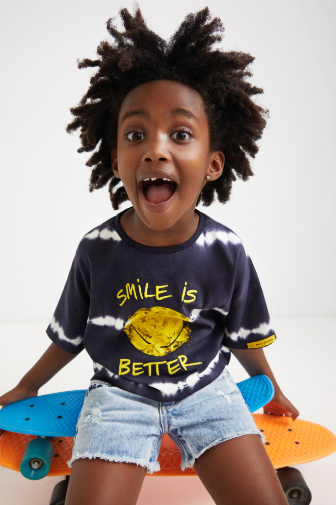деталь Dívčí volné zkrácené tričko s potiskem Smiley DESIGUAL