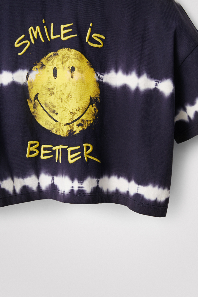 деталь Dívčí volné zkrácené tričko s potiskem Smiley DESIGUAL