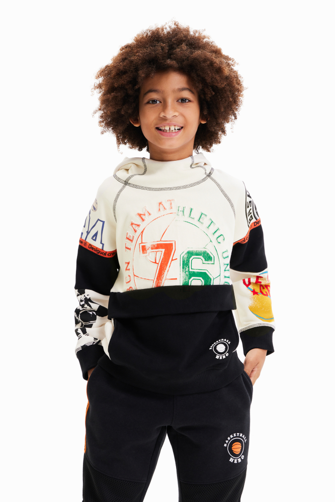 деталь Chlapecká volná mikina s kapucí s různými potisky ve sportovním stylu DESIGUAL