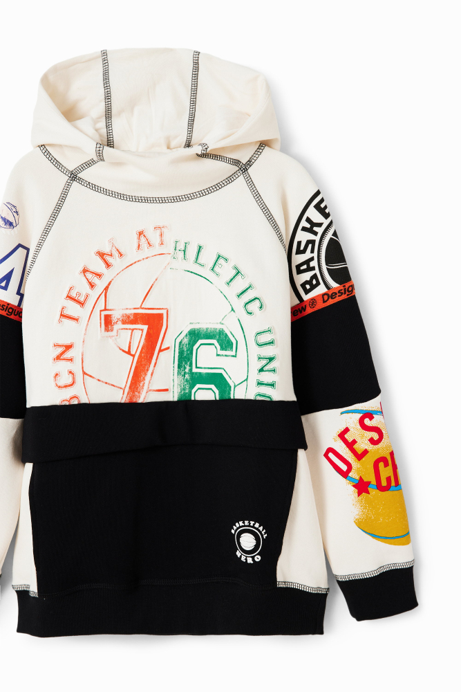 деталь Chlapecká volná mikina s kapucí s různými potisky ve sportovním stylu DESIGUAL