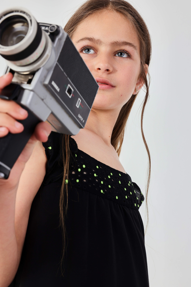 деталь Dívčí černé šaty s volány a výšivkou BOBOLI