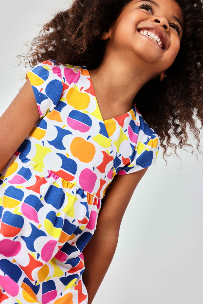 деталь Dívčí šaty s barevným jablečným celoplošným potiskem BOBOLI