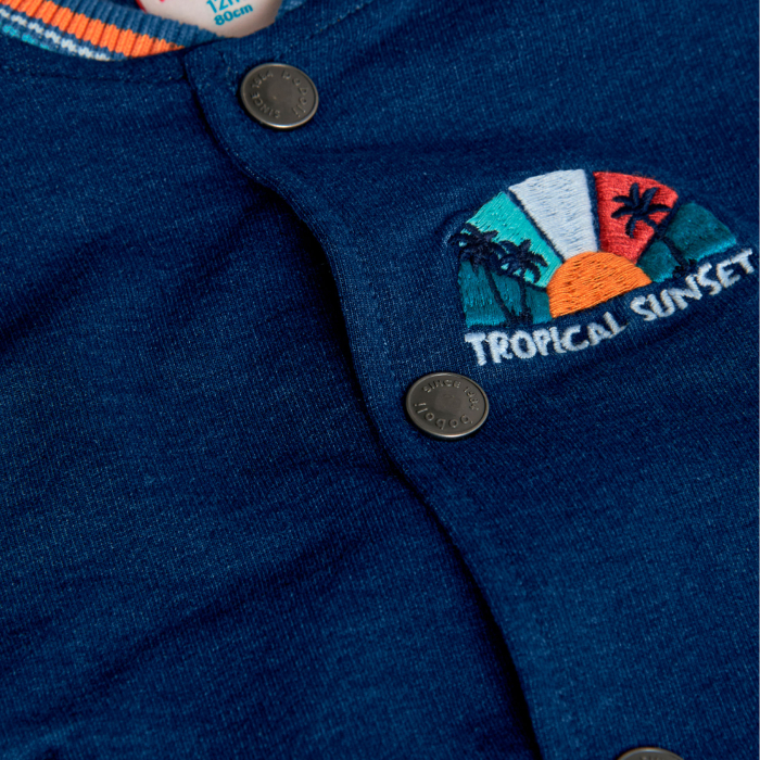 деталь Chlapecká bunda v univerzitním stylu s oranžovými rukávy BOBOLI