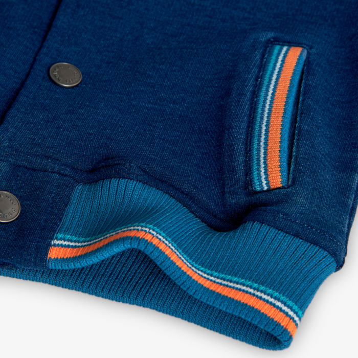 деталь Chlapecká bunda v univerzitním stylu s oranžovými rukávy BOBOLI