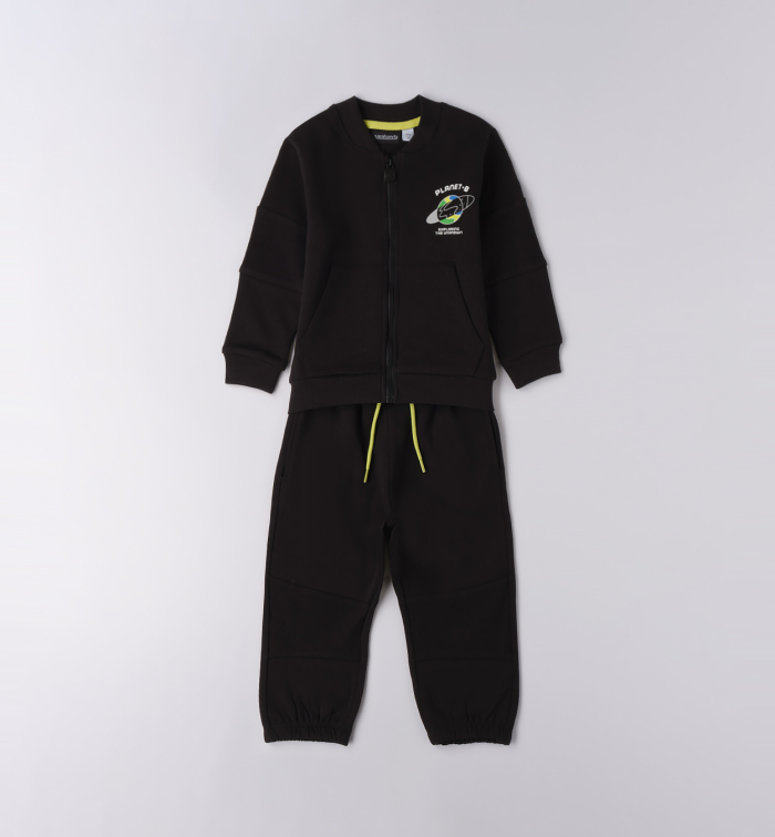 деталь Chlapecké černé teplákové soupravy s planetami SARABANDA