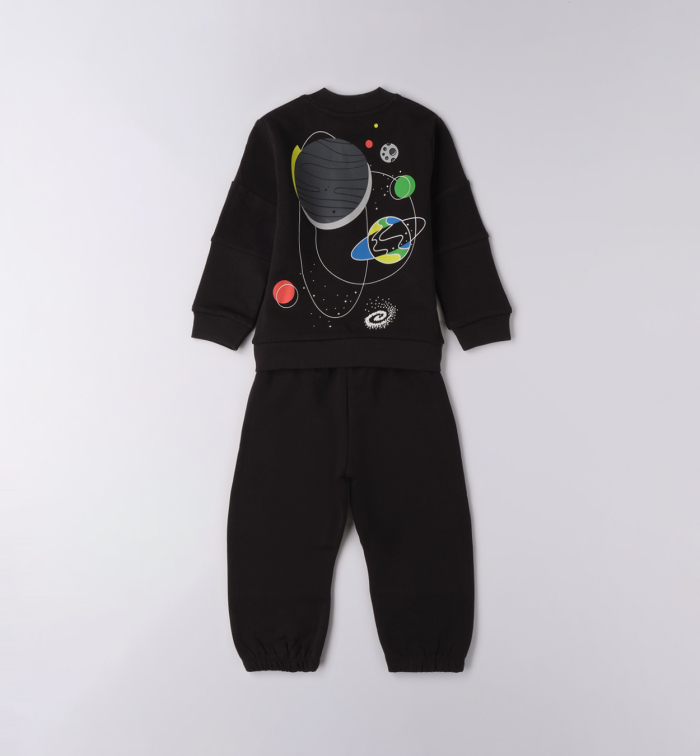 деталь Chlapecké černé teplákové soupravy s planetami SARABANDA