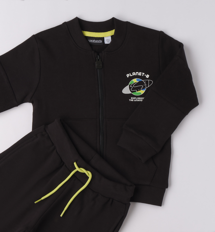 деталь Chlapecké černé teplákové soupravy s planetami SARABANDA