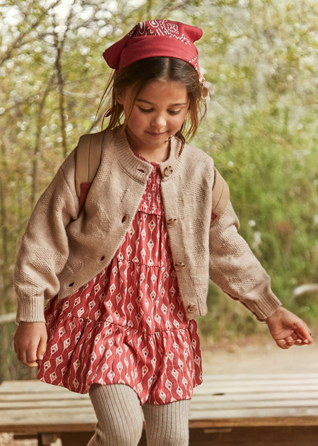 деталь Dívčí svetřík s knoflíky – béžový pletený vzor MAYORAL