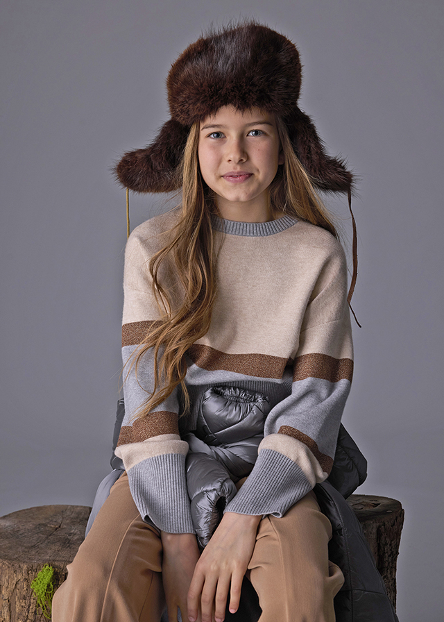 деталь Dívčí pruhovaný svetr v béžové a šedé s třpytivým detailem MAYORAL