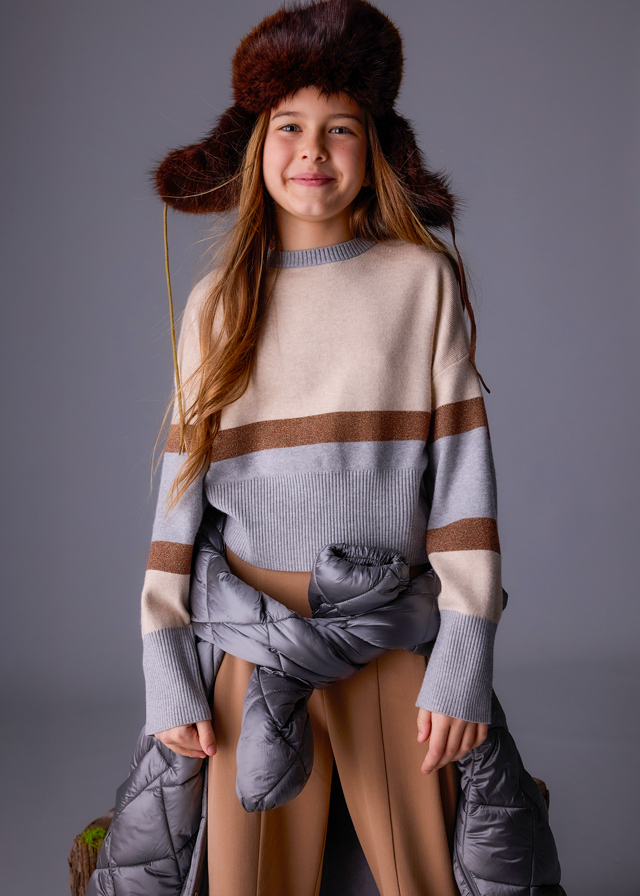 деталь Dívčí pruhovaný svetr v béžové a šedé s třpytivým detailem MAYORAL