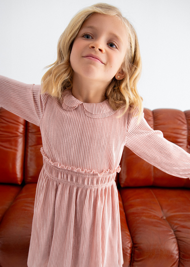 деталь Dívčí růžové plisované šaty s límečkem a dlouhým rukávem ABEL & LULA