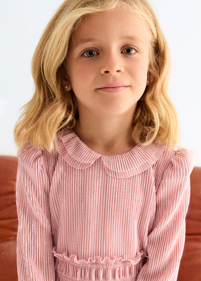 деталь Dívčí růžové plisované šaty s límečkem a dlouhým rukávem ABEL & LULA