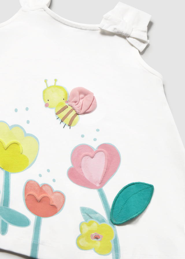 деталь Dětské dívčí lila šaty bez rukávů s motivem včelky, květin a ozdobnou mašlí MAYORAL