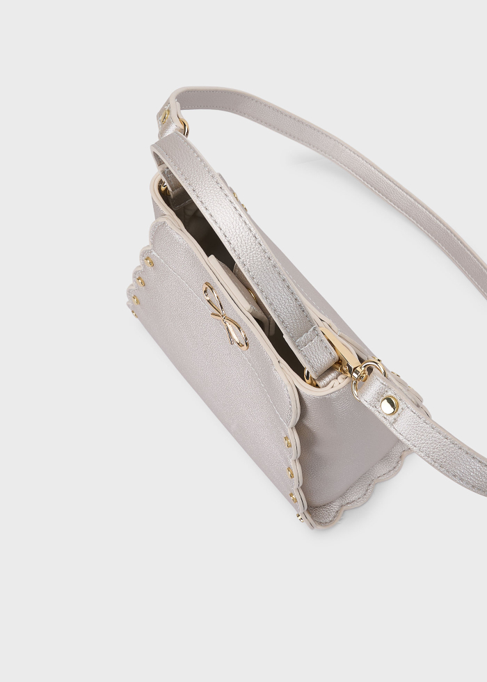 деталь Dívčí perleťová kabelka s mašličkou a ozdobnými cvočky MAYORAL