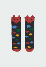 chlapecké dlouhé protiskluzové ponožky s detaily v několika barvách.