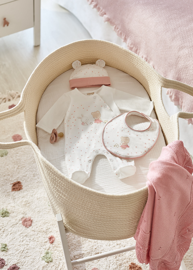 detail Novorozenecká sada pro dívky - dupačky, čepice a bryndák v dárkovém balení MAYORAL